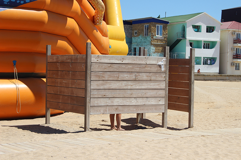 Пляж базы Прибой: кабинка