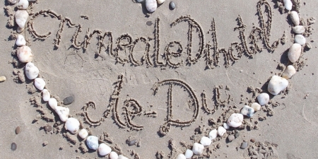 Песчаный пляж в Саках