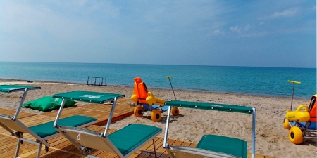 Пляж в поселке Саки, Крым